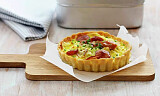 Quiche med pølse og cheddar