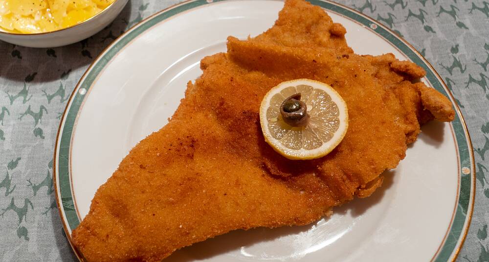 Kalveschnitzel med erter og ansjos