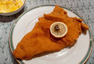 Kalveschnitzel med erter og ansjos