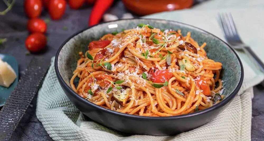 Spagetti med saus av bakte rotgrønnsaker