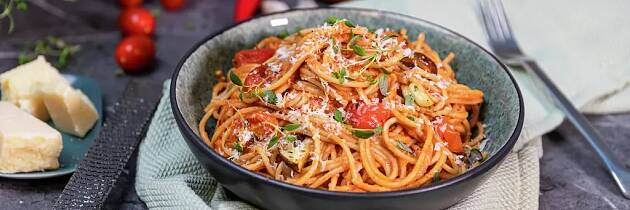 Spagetti med saus av bakte rotgrønnsaker