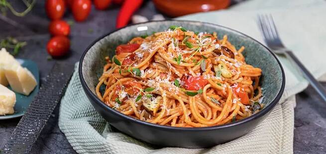 Spagetti med saus av bakte rotgrønnsaker