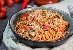 Spagetti med saus av bakte rotgrønnsaker