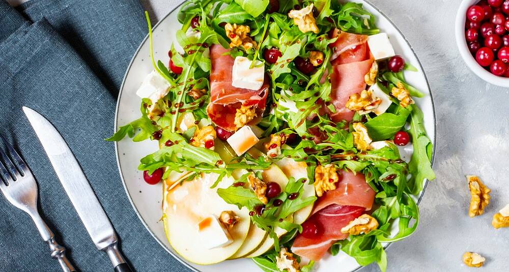 Salat med spinat og ruccula, spekeskinke, pære og fetaost