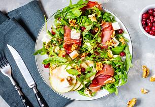 Salat med spinat og ruccula, spekeskinke, pære og fetaost