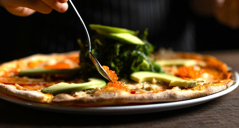 Krabbe-pizza med avocado og lakserogn