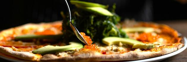 Pizzaen blir ekstra luksuriøs med krabbe, avocado og lakserogn