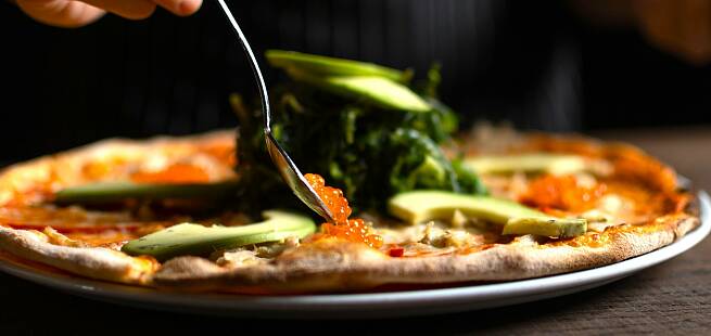 Krabbe-pizza med avocado og lakserogn