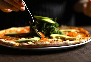 Krabbe-pizza med avocado og lakserogn