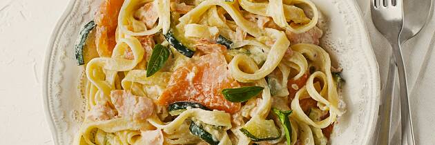 Kremet pasta med både fersk og røkt laks kommer alle til å like