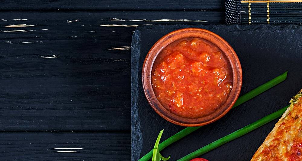 Tomatsalsa med grønne oliven og chilisaus