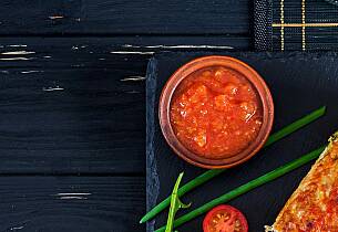 Tomatsalsa med grønne oliven og chilisaus