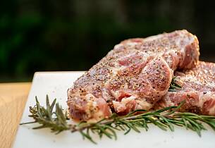 Hvitløksmarinerte nakkekoteletter