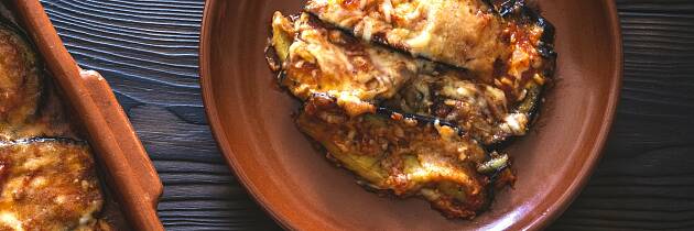 Lasagne kan fint lages uten pasta - og denne er også uten kjøtt