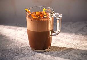 Revisited Hot chocolate drinkoppskrift med cognac, sjokolade og appelsinlikør