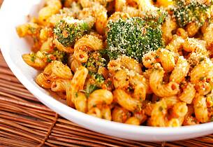 Makaroni med tomatsaus og brokkoli