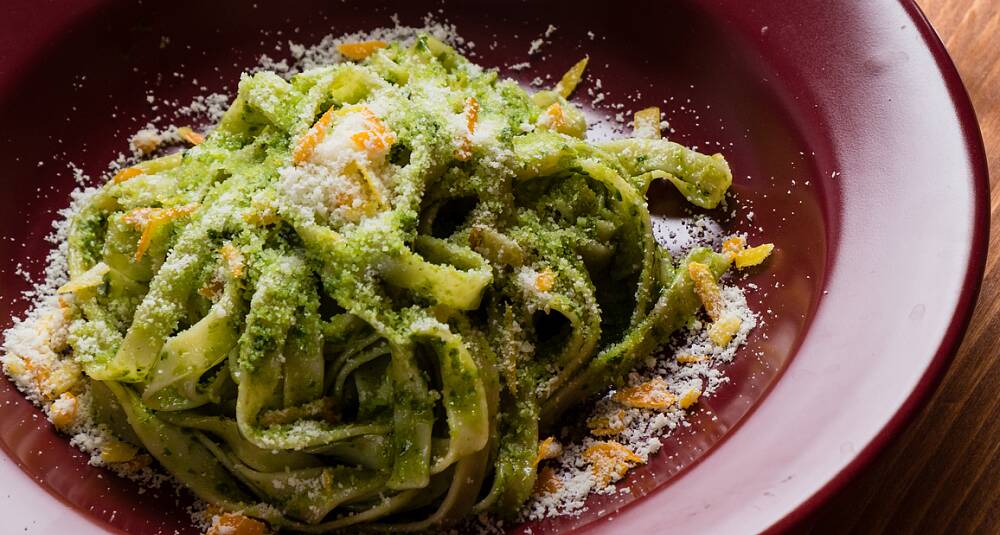 Tagliatelle med basilikumsmør og grissini med vellagret ost