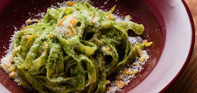 Tagliatelle med basilikumsmør og grissini med vellagret ost