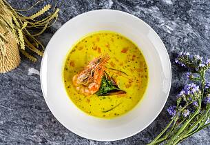 Laksesuppe med safran og blåskjell