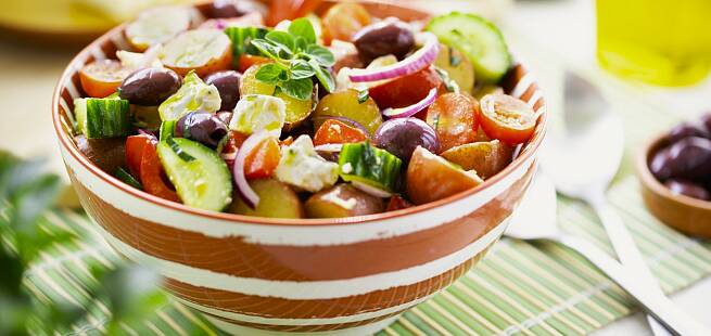 Gresk varm potetsalat med fetaost, chili, rødløk og oliven