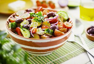 Gresk varm potetsalat med fetaost, chili, rødløk og oliven
