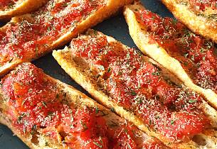 Bruscetta av bagett med hvitløk, tomat, ost og urter