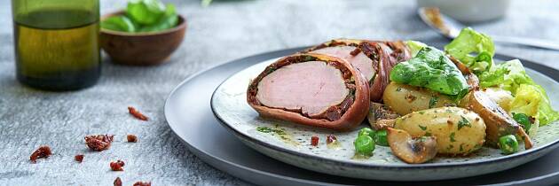 Innbakt svinefilet med soltørkede tomater lager du på grillen, inne eller utendørs, eller i panne