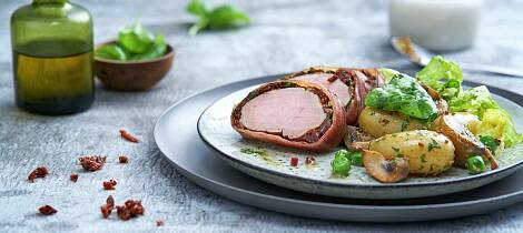 Innbakt svinefilet med soltørkede tomater lager du på grillen, inne eller utendørs, eller i panne