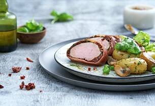 Innbakt svinefilet med soltørkede tomater lager du på grillen, inne eller utendørs, eller i panne