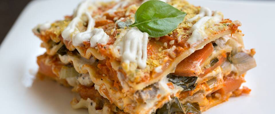 Skap fargerik og smaksrik middagsglede med denne grønnsaksfylte lasagnen