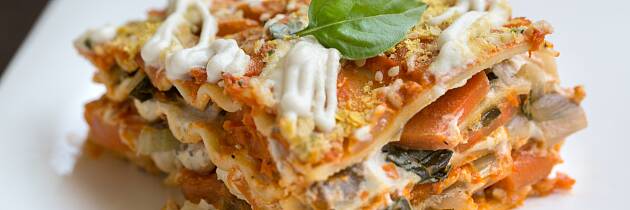 Skap fargerik og smaksrik middagsglede med denne grønnsaksfylte lasagnen