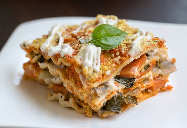 Skap fargerik og smaksrik middagsglede med denne grønnsaksfylte lasagnen
