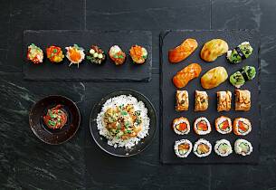 Sushi på dørstokken og norske bobler utgjør den ultimate hjemmekosen
