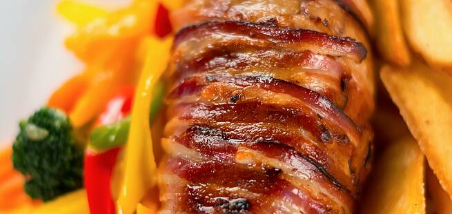Baconsurret svinefilet fylt med urter, hvitløk, chili og kremost