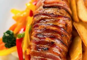 Baconsurret svinefilet fylt med urter, hvitløk, chili og kremost