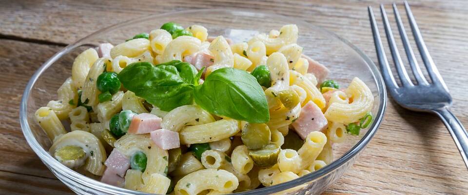 Mandagen blir perfekt med en pastasalat med skinke og dressing
