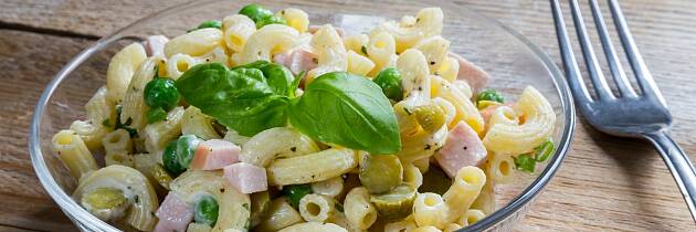 Mandagen blir perfekt med en pastasalat med skinke og dressing