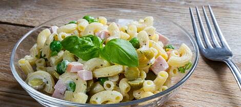 Mandagen blir perfekt med en pastasalat med skinke og dressing
