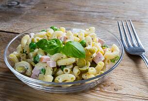 Pastasalat med skinke og dressing