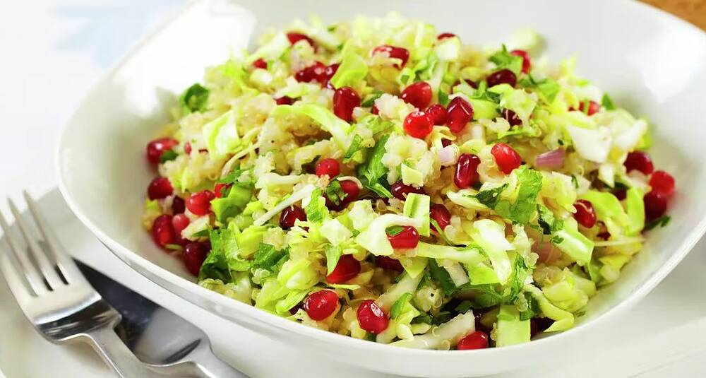 Nykålsalat med quinoa og granateple