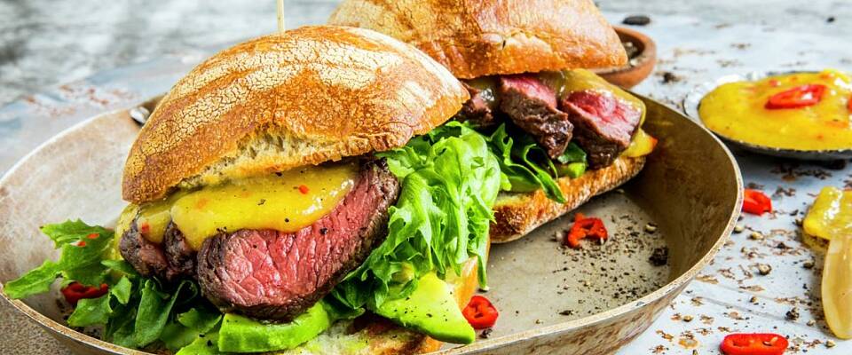 Server biffen i en sandwich og løft smakene med en herlig mangosaus
