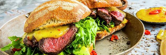 Server biffen i en sandwich og løft smakene med en herlig mangosaus