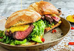 Server biffen i en sandwich og løft smakene med en herlig mangosaus