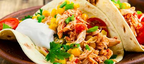 En halv grillkylling fra butikken  er det som skal til for å lage disse tacoene.