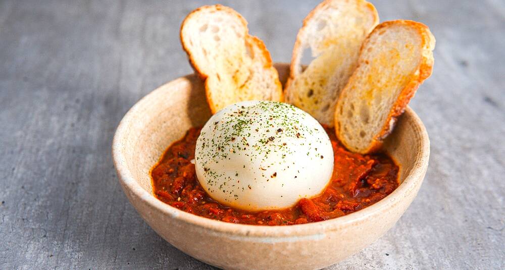 Mozzarella eller burrata med tomatsalsa og salami