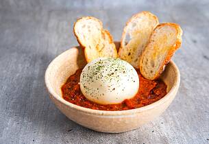 Mozzarella eller burrata med tomatsalsa og salami