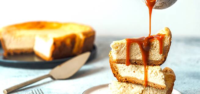Ostekake med karamellsaus