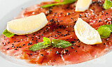 Tunfiskcarpaccio med urteolje og tomat- og ingefærkompott