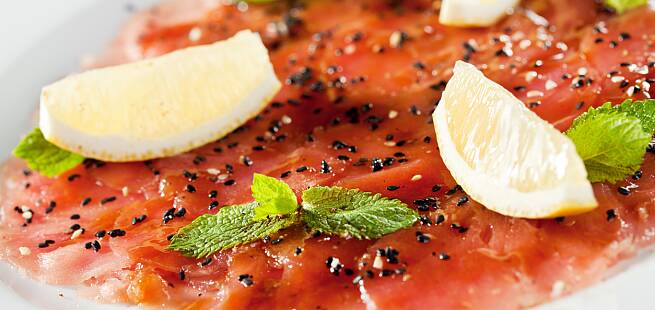 Tunfiskcarpaccio med urteolje og tomat- og ingefærkompott