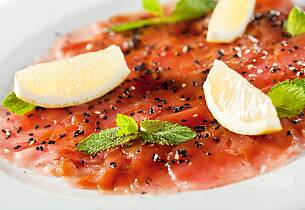 Tunfiskcarpaccio med urteolje og tomat- og ingefærkompott